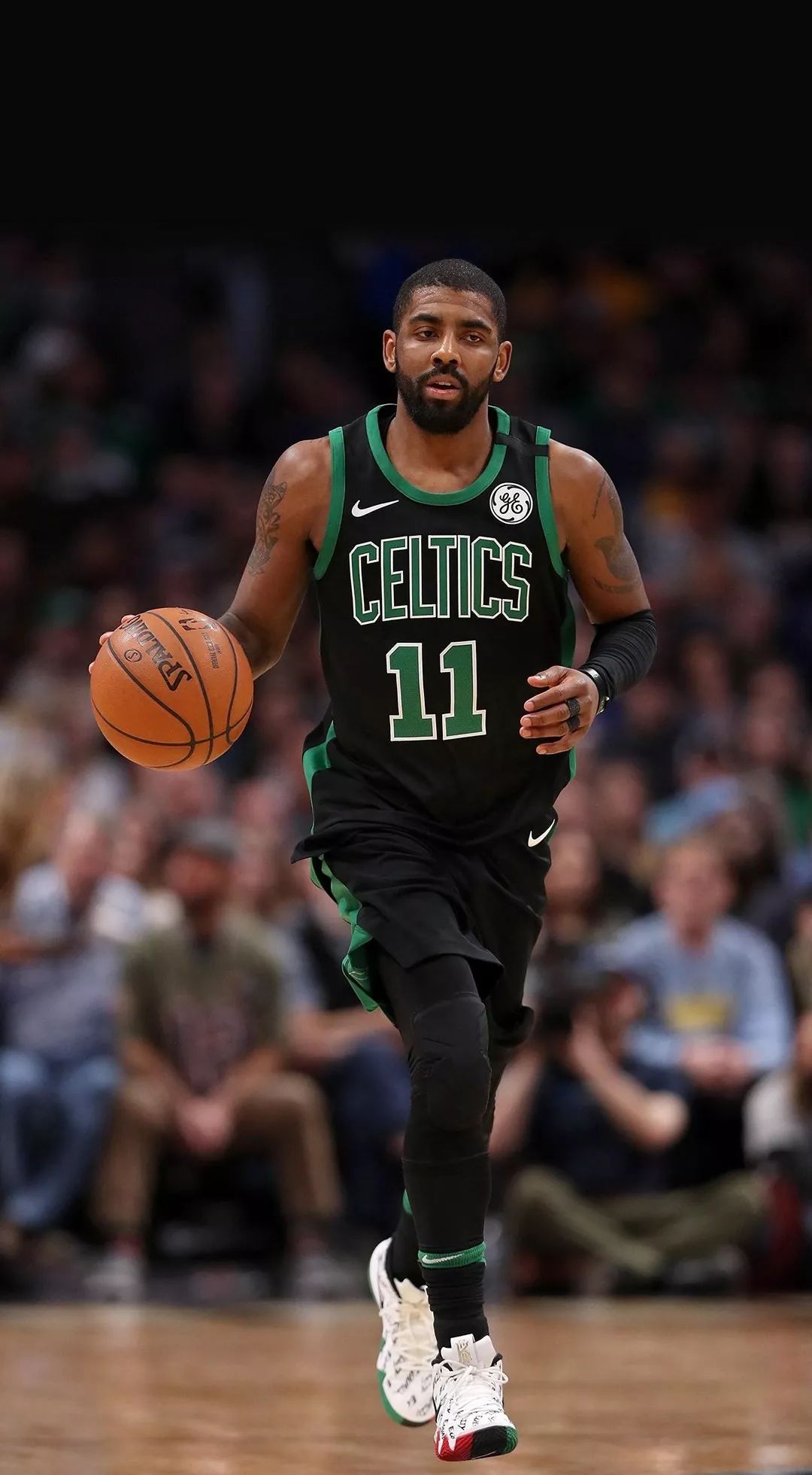 他在篮下